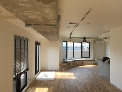 泉区の家：リビングダイニング04