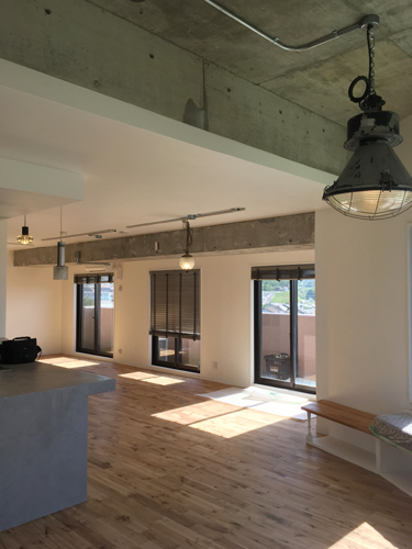 泉区の家：キッチンとリビングダイニング