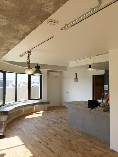 泉区の家：キッチンとリビングダイニング01