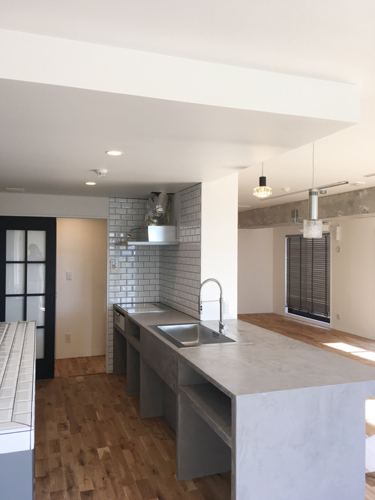 泉区の家：キッチン04