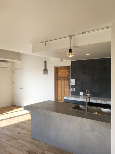 泉区の家：キッチン02