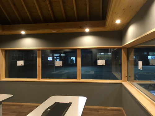 蔵王喫煙所照明がついた室内1