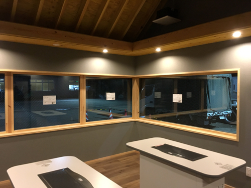 蔵王喫煙所照明がついた室内3