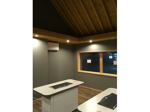 蔵王喫煙所照明がついた室内4