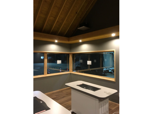 蔵王喫煙所照明がついた室内2