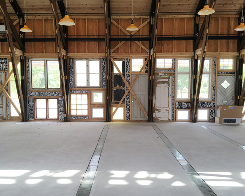 蔵王の事務所アンティーク窓内観