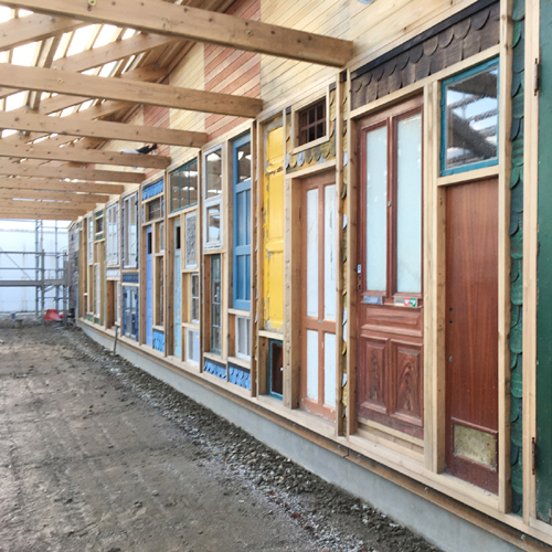 カラフルなアンティーク窓