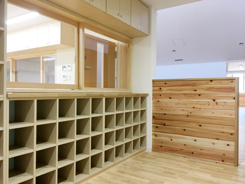 南相馬ペンギン国際幼児園玄関脇家具