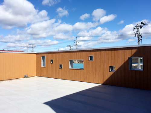 南相馬ペンギン国際幼児園屋上の小窓