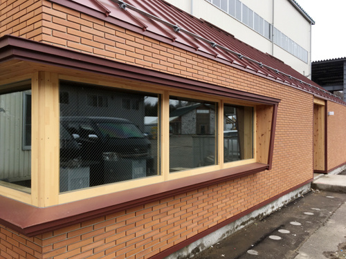 蔵王喫煙所タイル張りの外観3