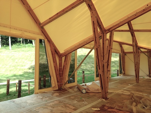 富士山麓に間伐材でつくるテント現場写真9