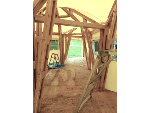 富士山麓に間伐材でつくるテント現場写真4