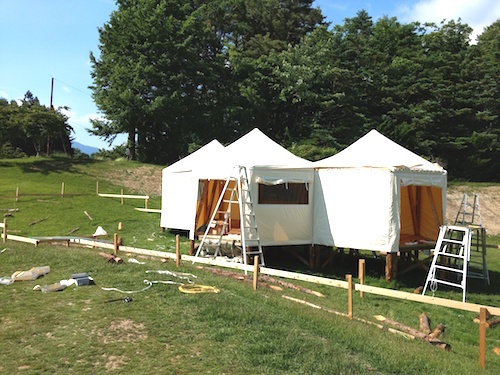 富士山麓に間伐材でつくるテント現場写真2