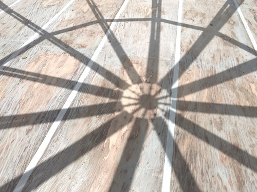 富士山麓に間伐材でつくるテント影絵