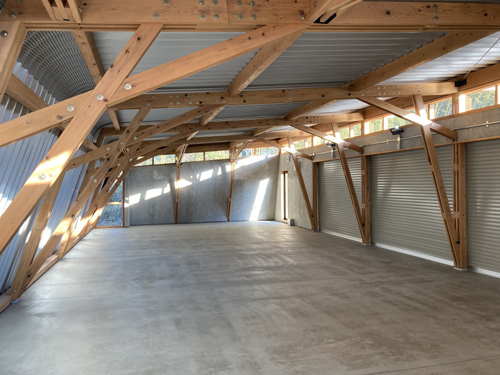 ハイサイドライトから光が射し込む角田木造ガレージ1