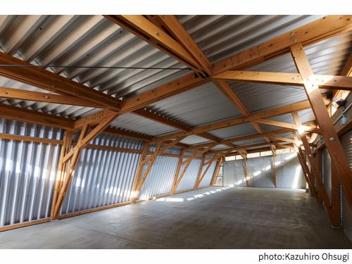 ハイサイドライトから光が射し込む角田木造ガレージ2