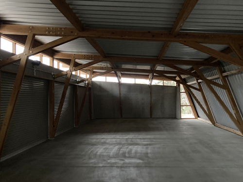 ハイサイドライトが強調された角田木造ガレージ1