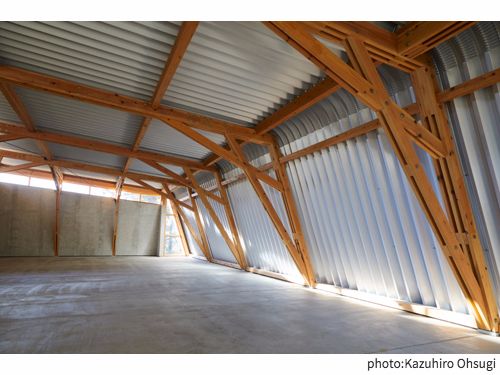 ハイサイドライトから光が射し込む角田木造ガレージ3