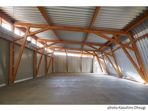 角田木造ガレージ内観1