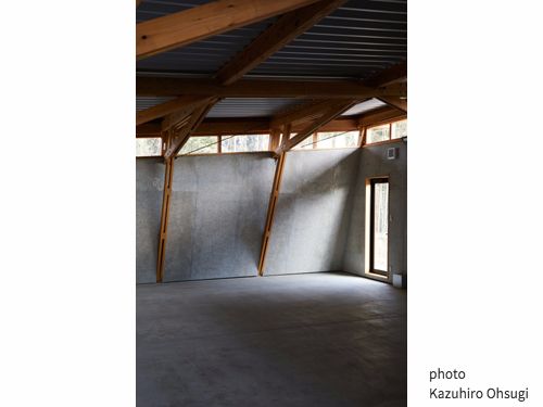ハイサイドライトから光が射し込む角田木造ガレージ6