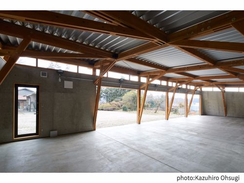 角田木造ガレージ内観3
