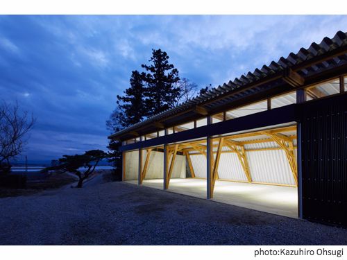 角田木造ガレージ夕景の外観