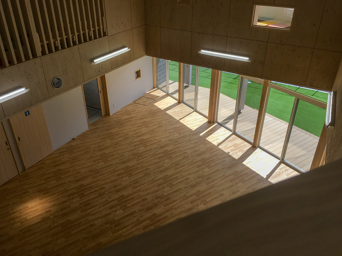 梁現しの開放的な吹き抜けがある蛇田地区放課後児童クラブ06