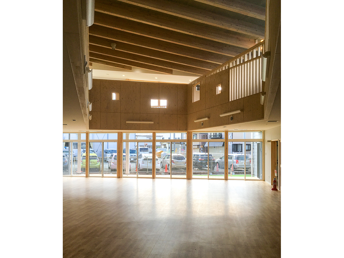 梁現しの開放的な吹き抜けがある蛇田地区放課後児童クラブ01