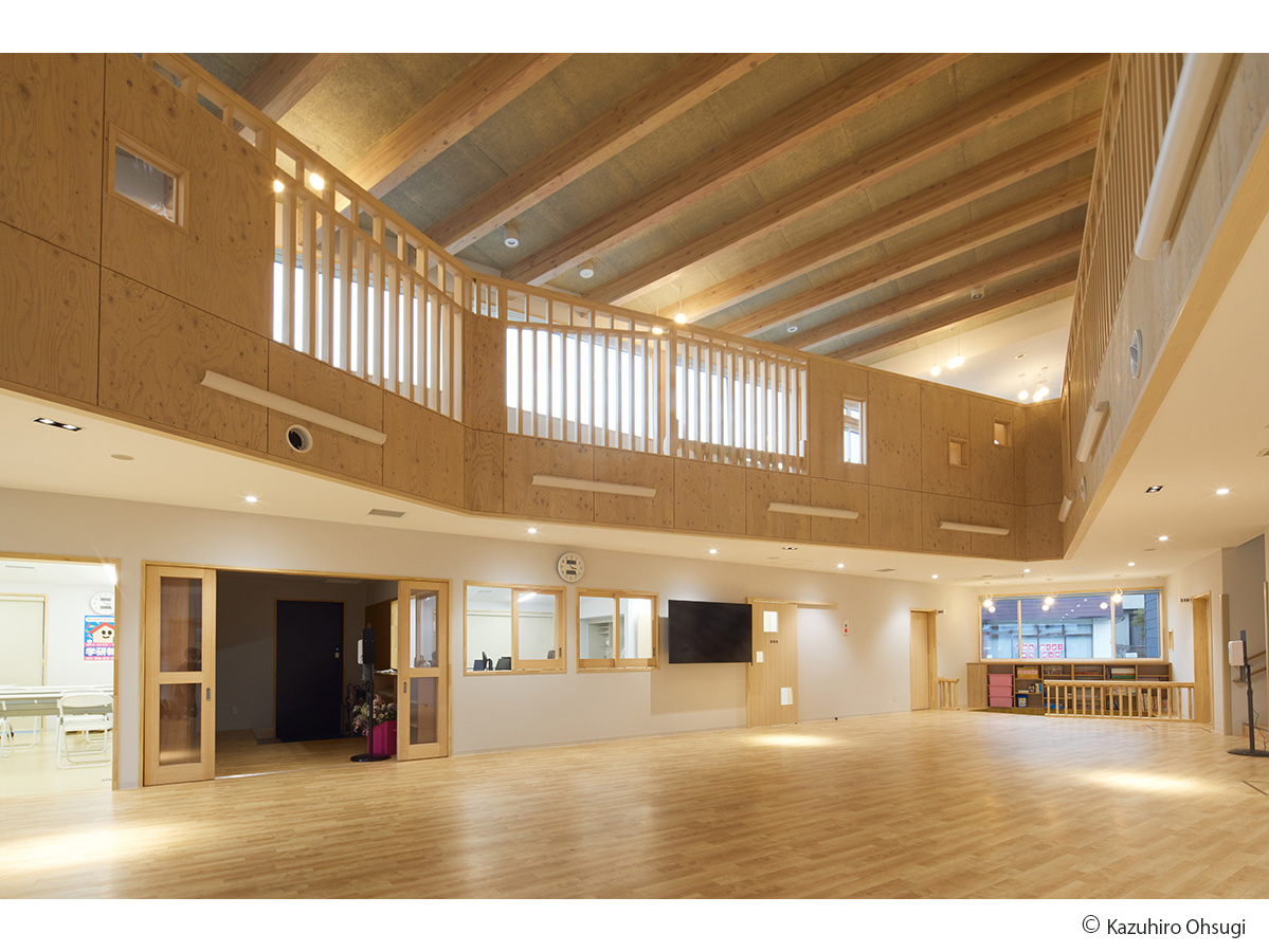 梁現しの開放的な吹き抜けがある蛇田地区放課後児童クラブ03