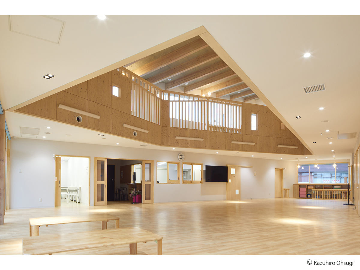 梁現しの開放的な吹き抜けがある蛇田地区放課後児童クラブ04