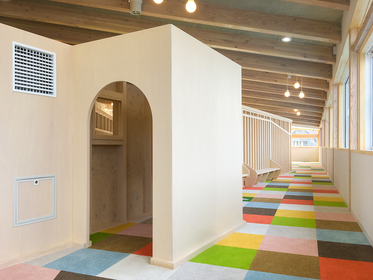 回遊性のある廊下とワンダーウォールがある楽しい児童クラブ01