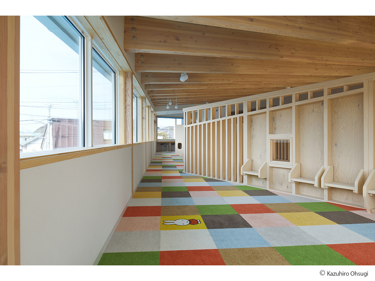 回遊性のある廊下とワンダーウォールがある楽しい児童クラブ03