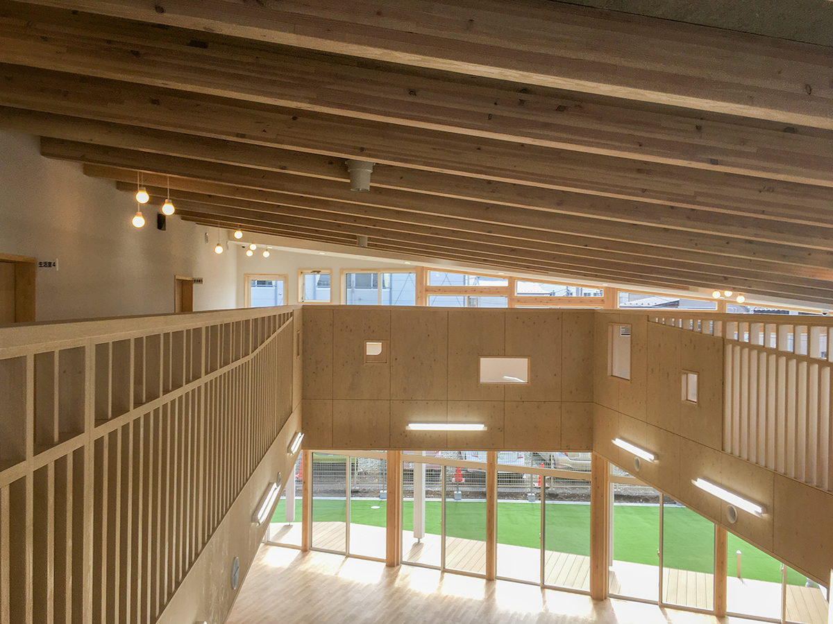 吹き抜けとワンダーウォールのある児童クラブ01