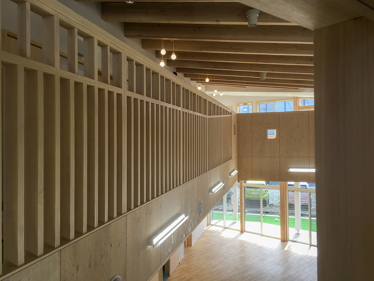 吹き抜けとワンダーウォールのある児童クラブ02