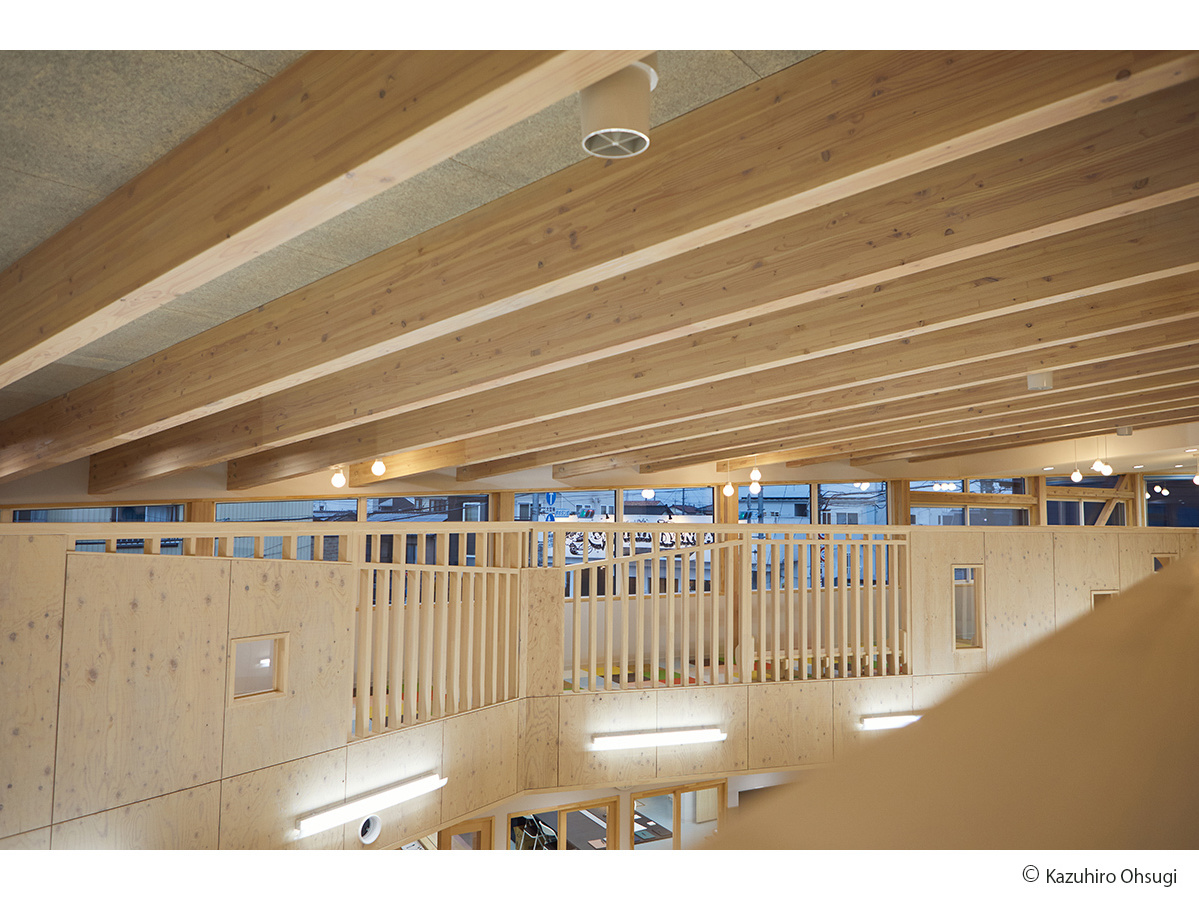 吹き抜けとワンダーウォールのある児童クラブ05