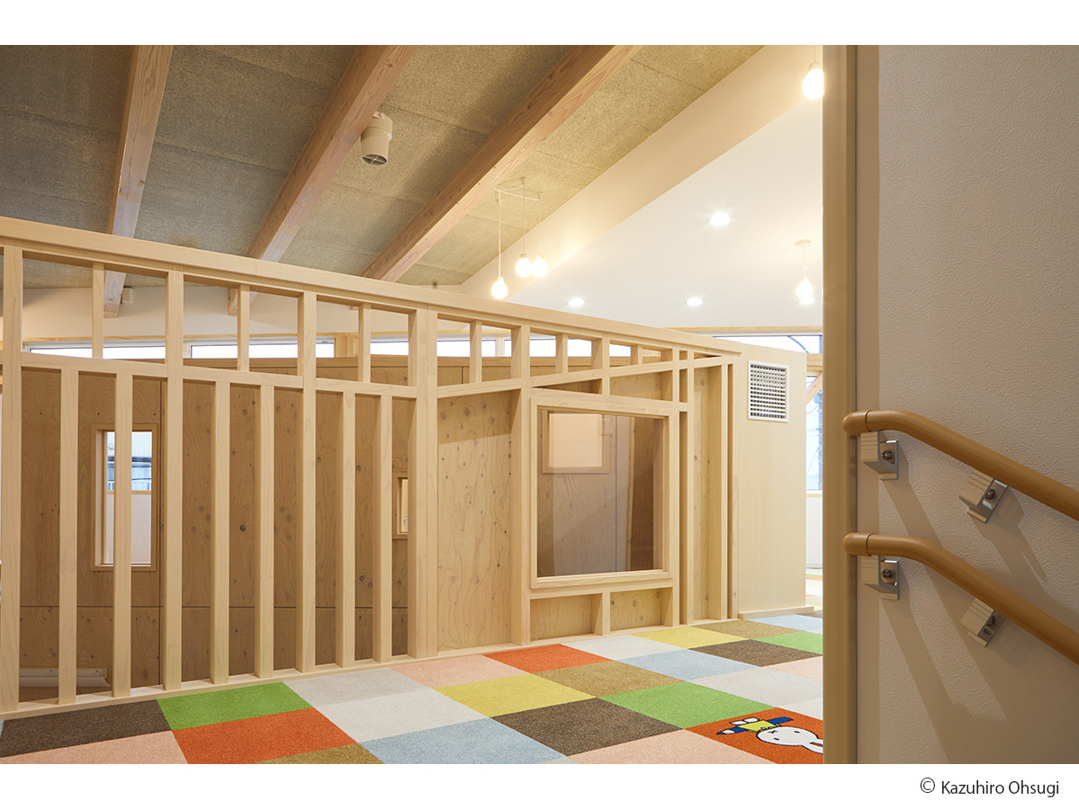 吹き抜けとワンダーウォールのある児童クラブ07