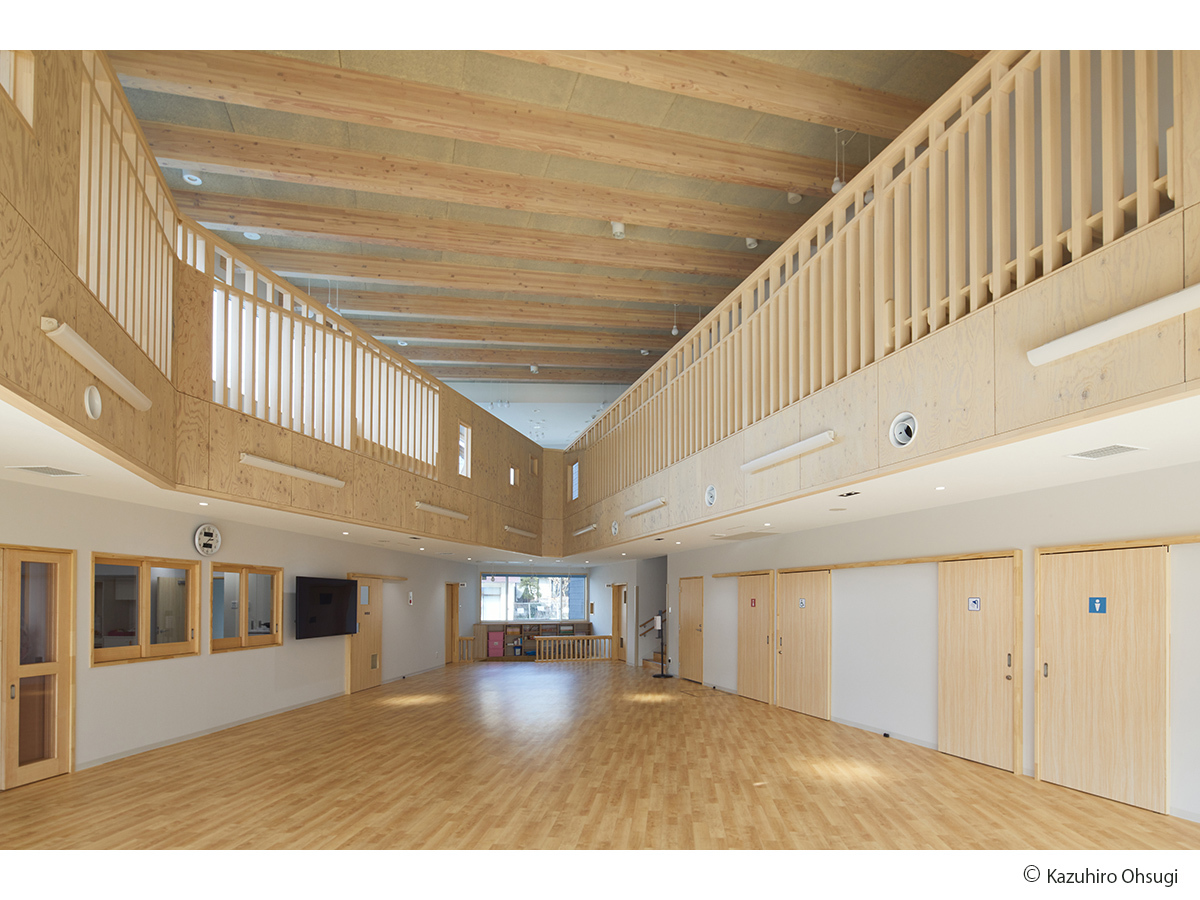 開放的な吹き抜けがある蛇田地区放課後児童クラブ