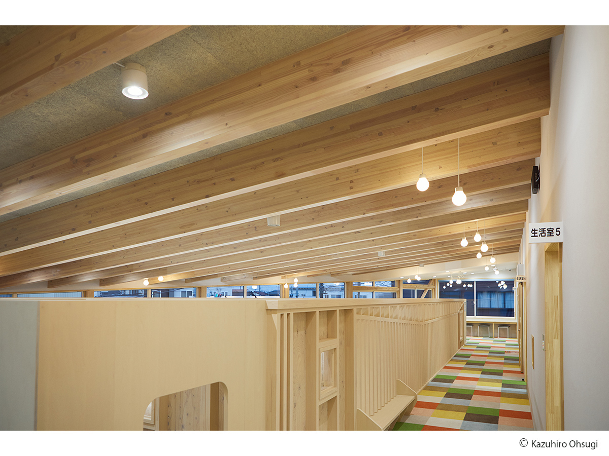 吹き抜けとワンダーウォールのある児童クラブ08