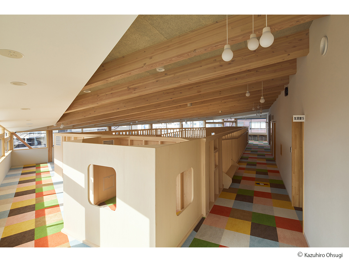 吹き抜けとワンダーウォールのある児童クラブ09