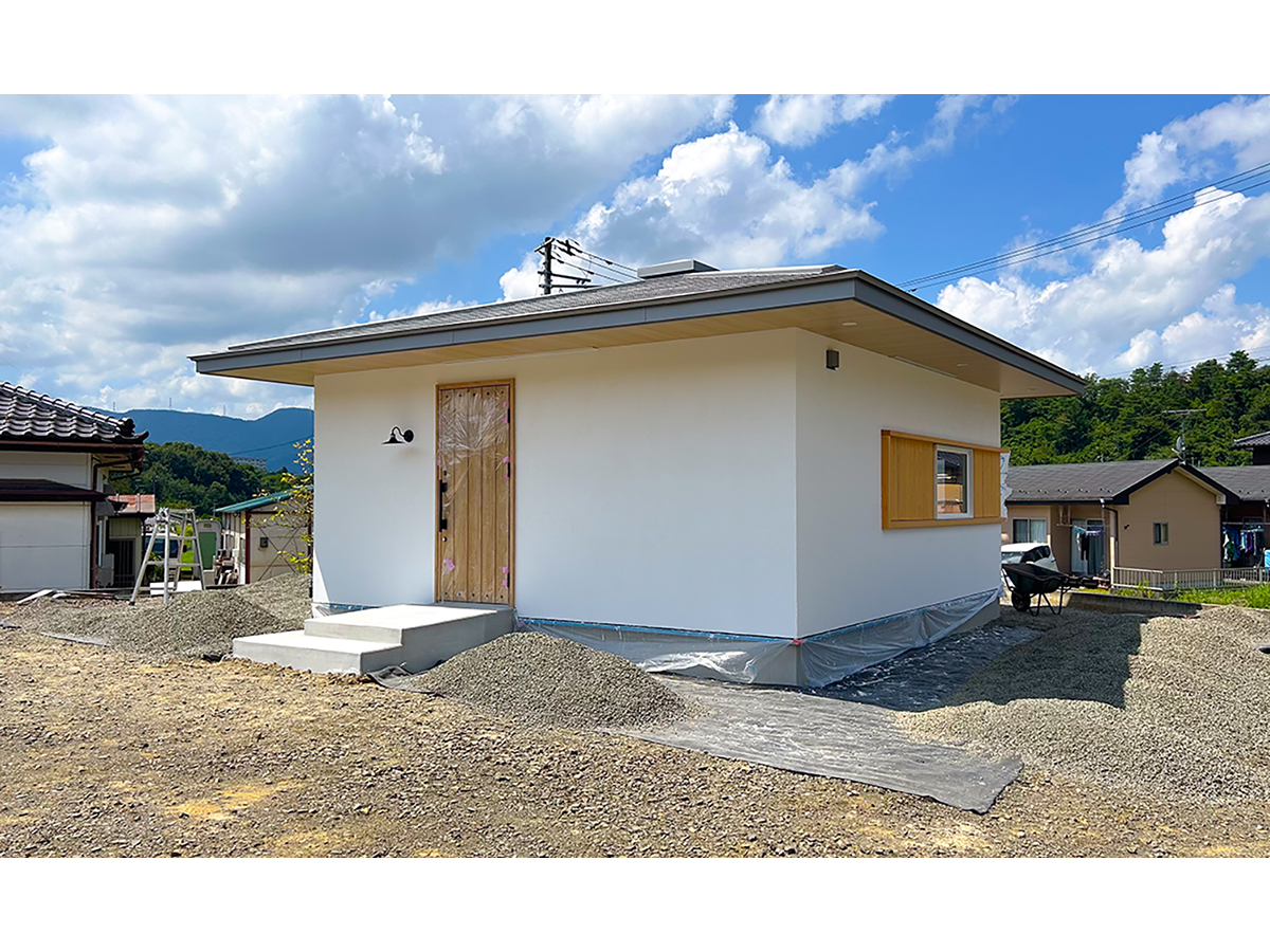 漆喰と木が特徴的な外観の白石美容室