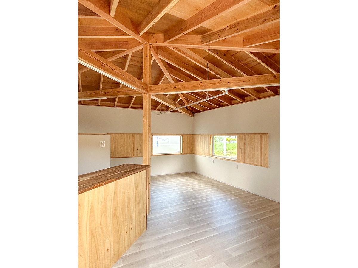 宝形の小屋組現しが特徴の白石美容室