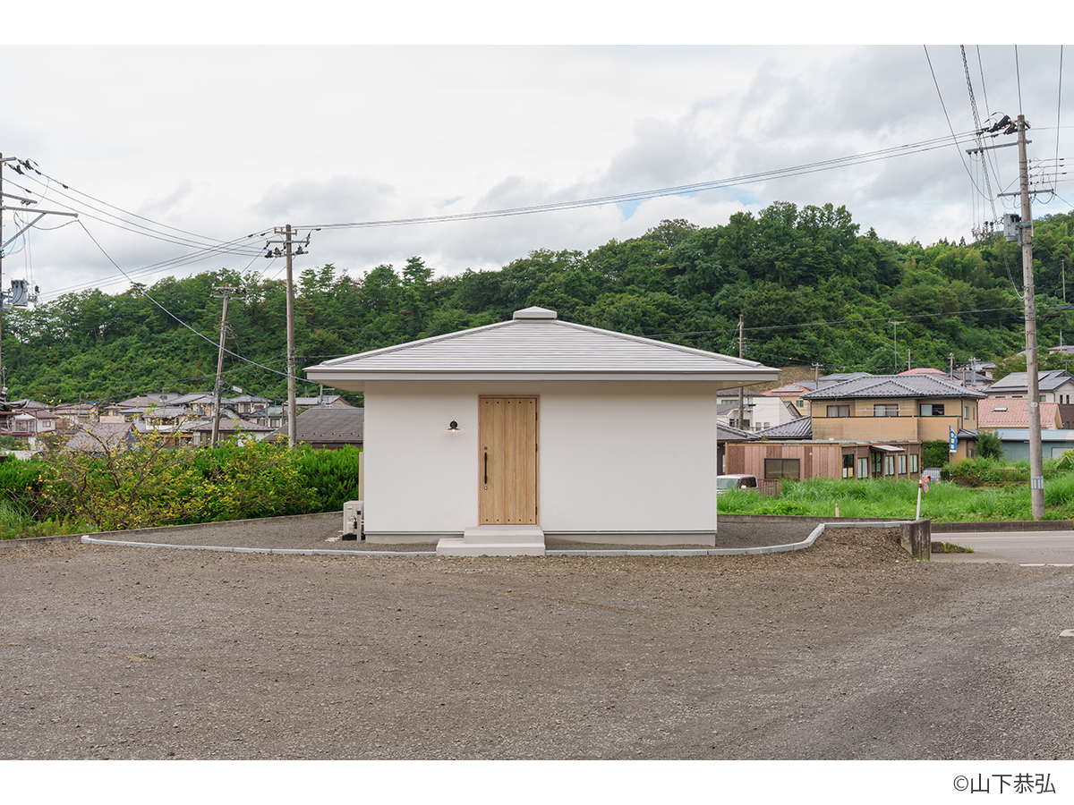 漆喰と木のアクセント窓が特徴の白石の美容室re:peco-1