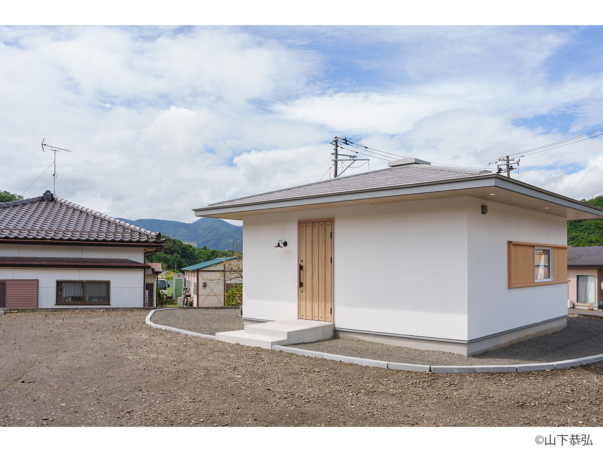 漆喰と木のアクセント窓が特徴の白石の美容室re:peco-2