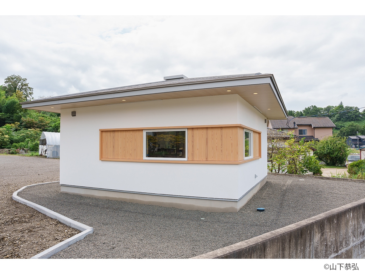 漆喰と木のアクセント窓が特徴の白石の美容室re:peco-4