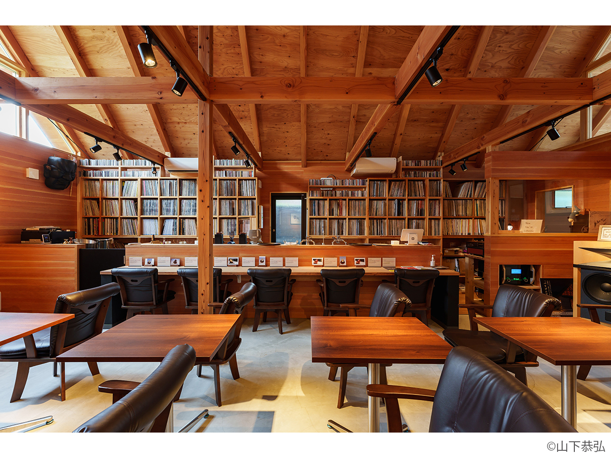 壁一面にレコードが展示されているジャズ＆ワインバーparagonian-1