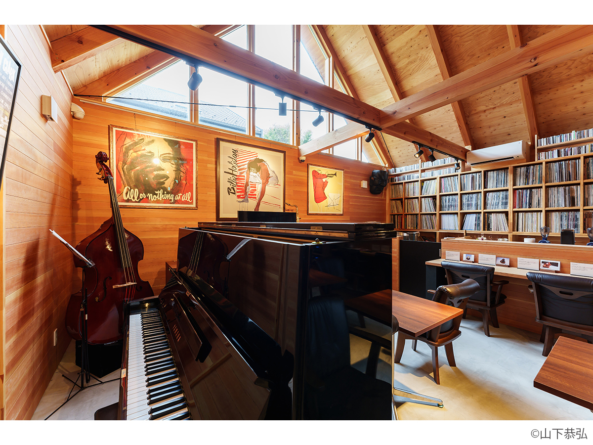 ライブも行われるジャズ＆ワインバーparagonian