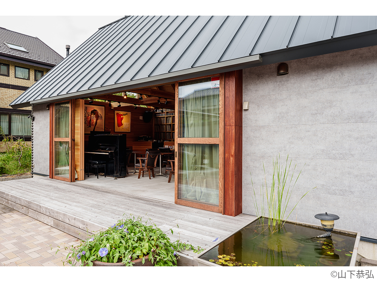 音響的な空間のジャズ＆ワインバーparagonianの外観1