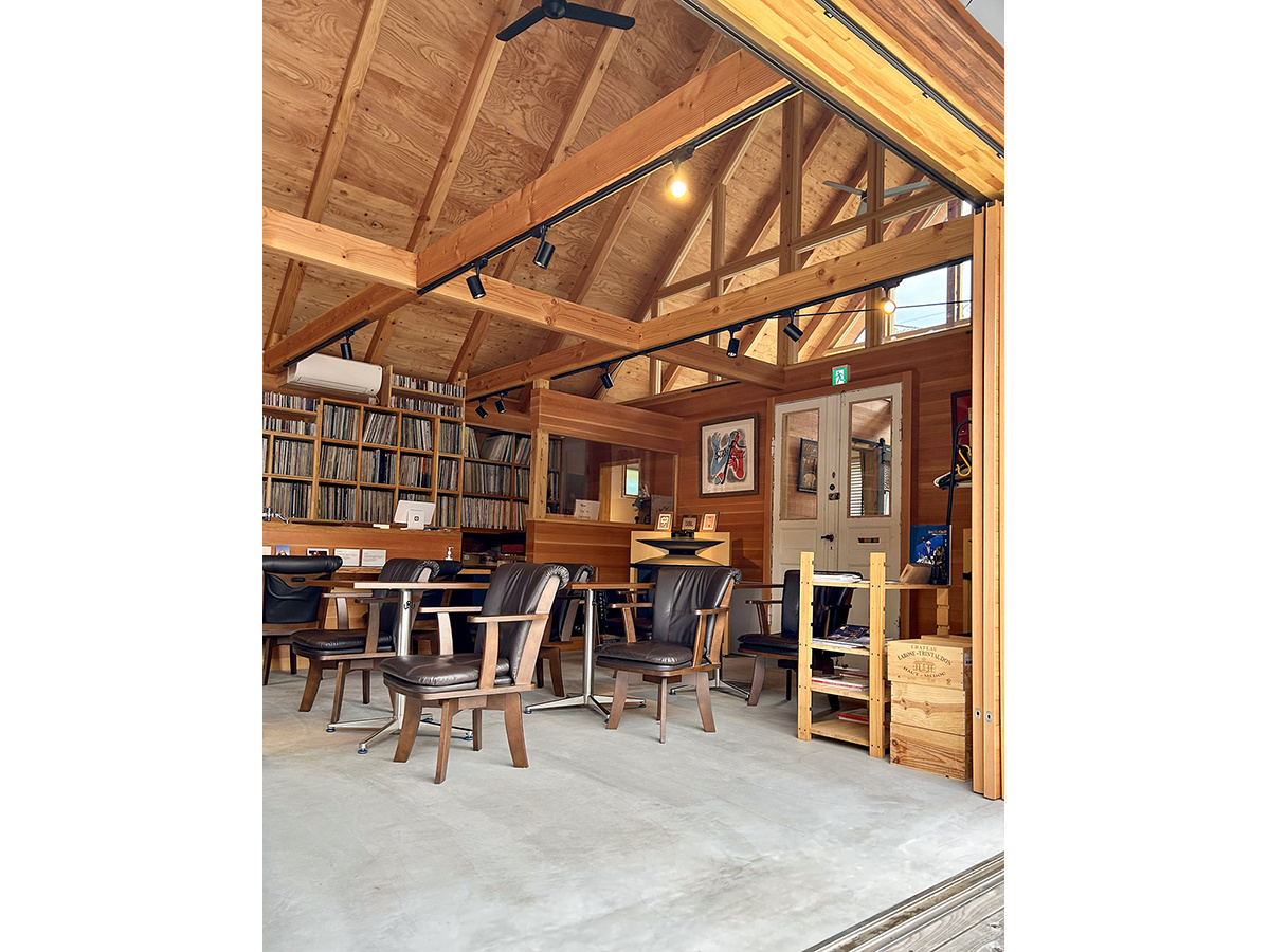 音響的な空間のジャズ＆ワインバーparagonianの内観1