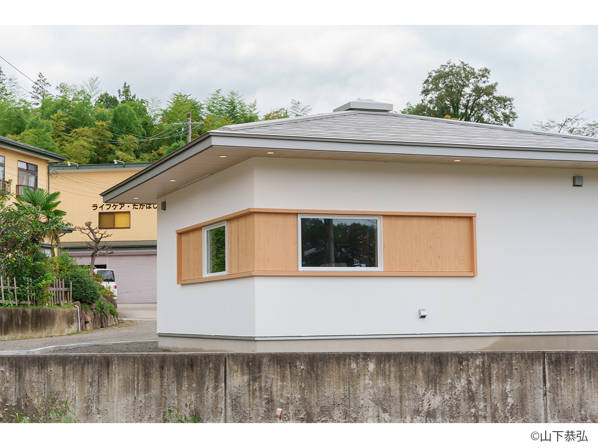 漆喰と木のアクセント窓がシックでおしゃれな白石の美容室re:peco-2