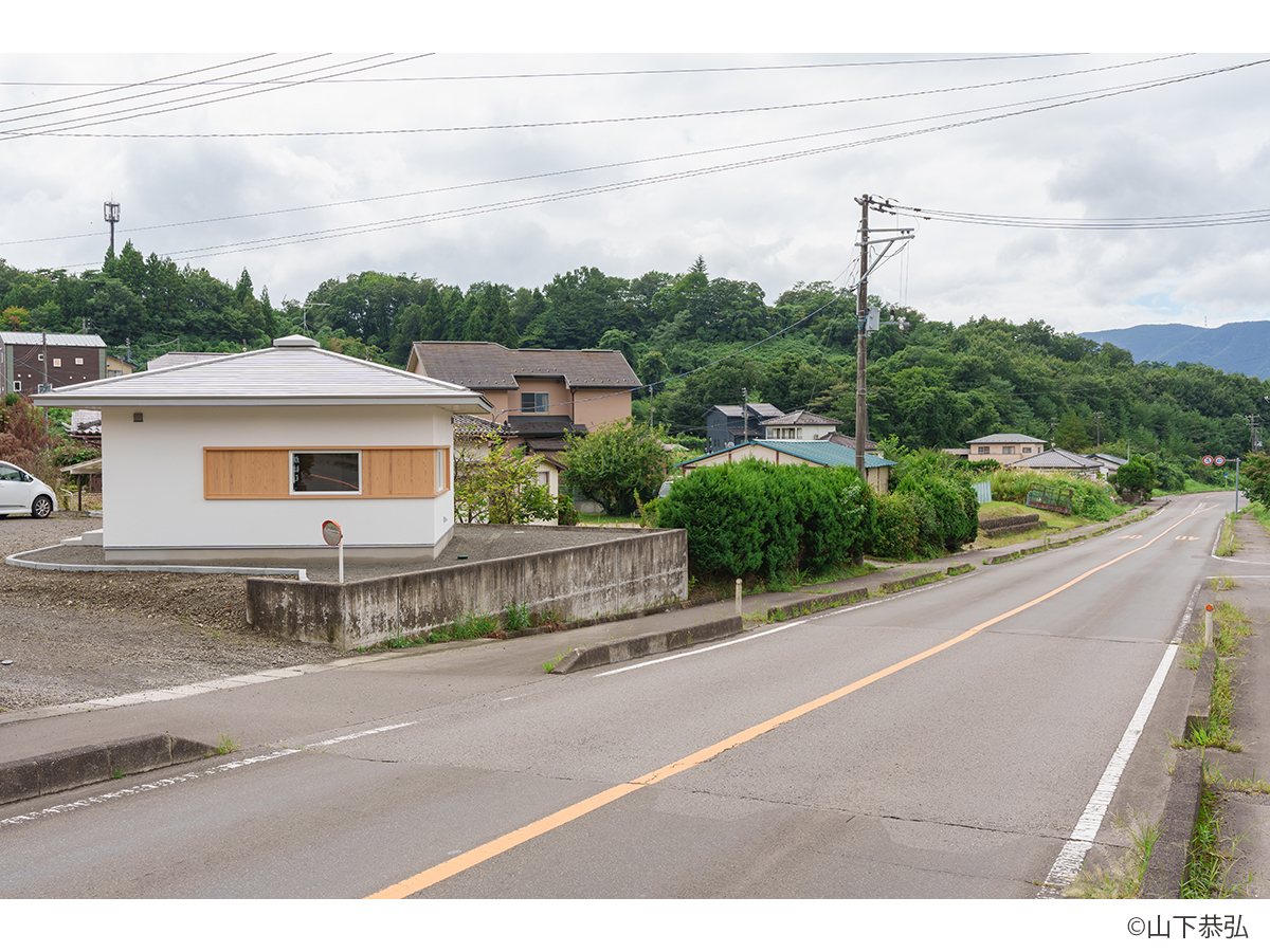 漆喰と木のアクセント窓がシックでおしゃれな白石の美容室re:peco-3